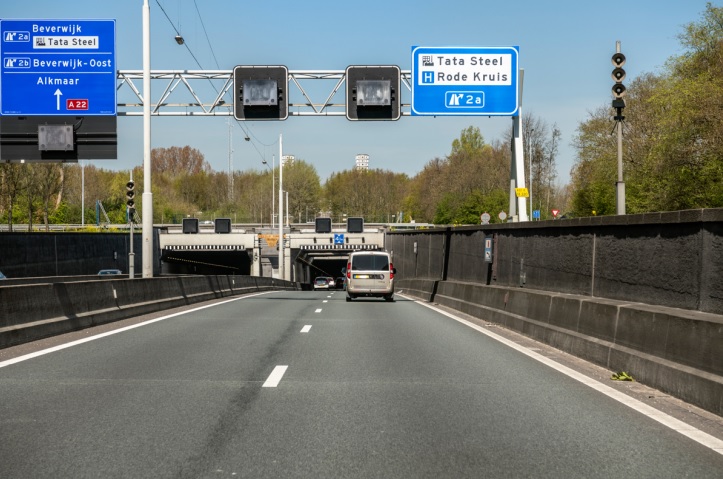 Dinsdag starten we met verschillende werkzaamheden in en rond de Velsertunnel (A22). Op werkdagen onderhouden we 's nachts de tunnel. In het weekend vervangen we voegen op de A22 richting Alkmaar. Verkeer wordt omgeleid via de Wijkertunnel (A9). Meer info: rijkswaterstaat.nl/nieuws/archief…