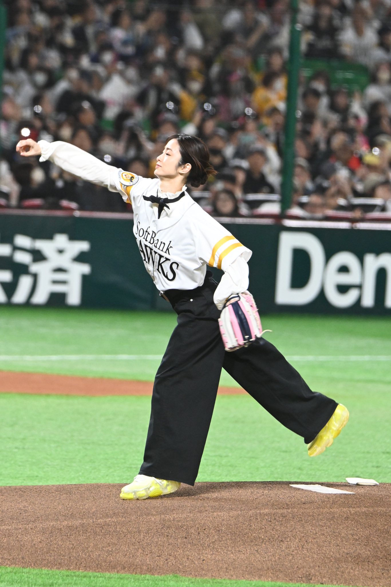 上戸彩　サインボール　始球式 2005年、始球式を行う上戸彩 - スポニチ Sponichi Annex 野球