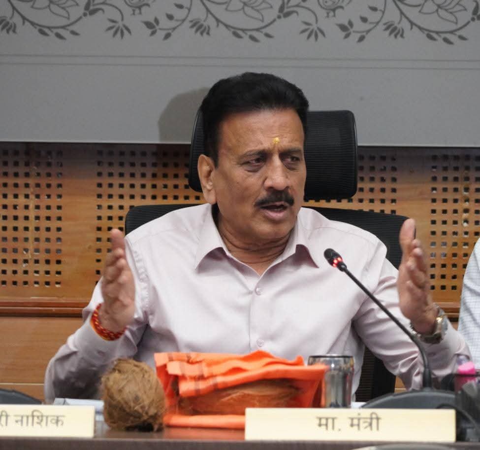 girishdmahajan's tweet photo. आज नाशिक येथील जिल्हाधिकारी कार्यालयातील मध्यवर्ती सभागृहात आगामी सिंहस्थ कुंभमेळा-2027 चा आढावा बैठक पार पडली. 

यावेळी विभागीय आयुक्त डॉ. प्रवीण गेडाम, जिल्हाधिकारी जलज शर्मा, नाशिक महानगरपालिका आयुक्त मनीषा खत्री, उपजिल्हाधिकारी (कुंभमेळा) रवींद्र भारदे, जलसंपदा विभागाचे अधीक्षक अभियंता राजेश गोवर्धने, जलसंपदा विभागाच्या कार्यकारी अभियंता सोनल शहाणे, महंत डॉ.भक्तीचरणदास महाराज, महंत रामनारायणदास महाराज, कपिलधारा कावनई, महंत कृष्णचरदास महाराज, महंत राजारामदास महाराज, महंत भगवानदास महाराज, महंत नरसिंगाचार्य महाराज, महंत बालकदास महाराज, पुरोहित संघाचे अध्यक्ष सतीश शुक्ल यांच्यासह विविध आखाड्यांचे महंत उपस्थित होते.

#NashikKumbhaMela #KumbhaMela #Maharashtra #Nashik #Trimbakeshwar