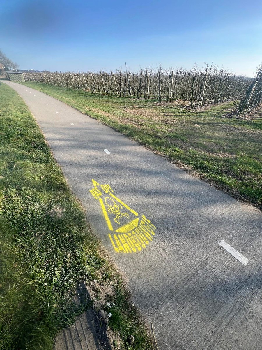 #XR besmeurt wegen. Terwijl zij spuitbussen leegspuiten op asfalt, zorgen boeren elke dag voor gezond fruit, binnen keiharde regels.
🧪 Wij worden gecontroleerd door NVWA, niet door een actiegroep met een spuitbus.
👉 XR schreeuwt. Boeren leveren.
👉 XR framed. Wij voeden.