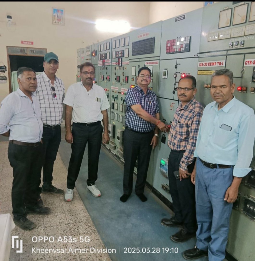 220 के वी जी एस एस खींवसर पर 132/33 के वी50 MVA क्षमता का नया ट्रांसफार्मर आज  चालू किया गया। उक्त नए ट्रांसफार्मर के लगने से  खींवसर क्षेत्र के उपभोक्ताओं को उच्च गुणवत्ता की निर्बाध विद्युत सप्लाई मिलेगी एवं बिजली कटौती से राहत मिलेगी
<a href="/DangaRewant/">Rewant Ram Danga</a> 
<a href="/RRVPNL2000/">Rajasthan Rajya Vidyut Prasaran Nigam Limited</a>