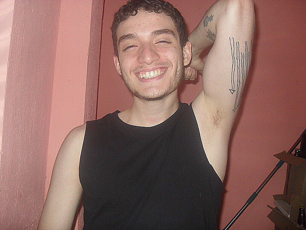 allfaceee's tweet image. nenhuma tatuagem minha tem um significado e a que eu mais gosto é essa do braço que muda de interpretação pra mim toda hora. viva o free hand!