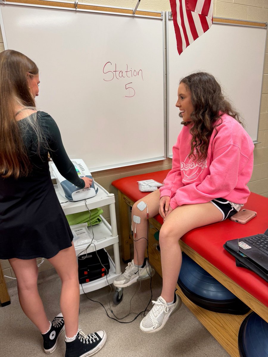 In Mrs. Spencer's Sports Med 2 class today, it was all about modalities and splints! The students engaged in hands-on practice, applying various methods and splints on their peers.