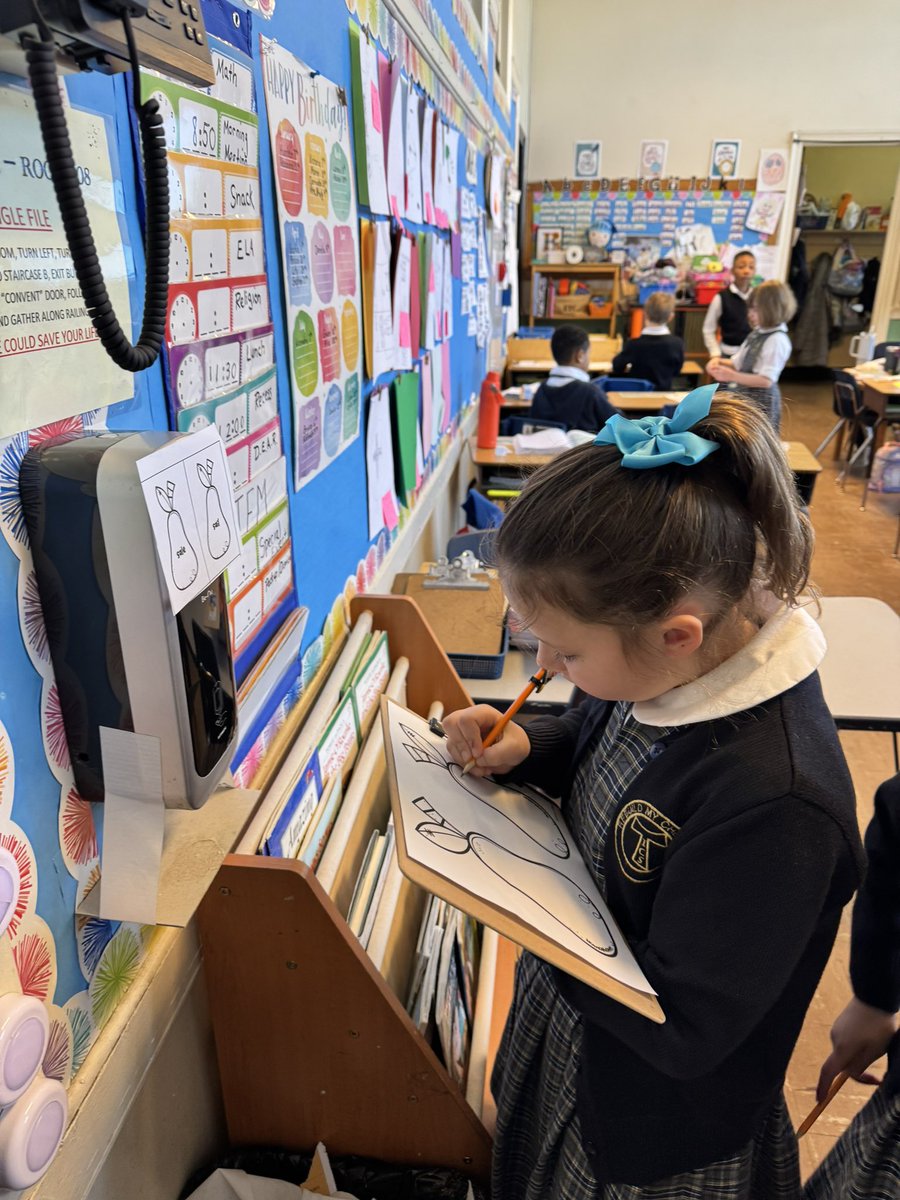 icschool_online's tweet image. ICS 2nd grade hunted for pairs of homophones in the classroom 🍐 and used these in sentences 📖 #phonics #IncredibleCatholicStudents 🍐 🍐 @MrsBrady_ICS @ArchNY_Schools