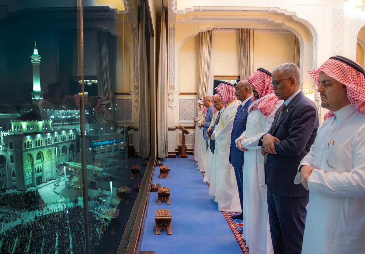 سمو ولي العهد ورئيس مجلس السيادة السوداني عبدالفتاح البرهان خلال أدائهم الصلاة ليلة 29 من رمضان في المسجد الحرام بمكة المكرمة .

#السودان