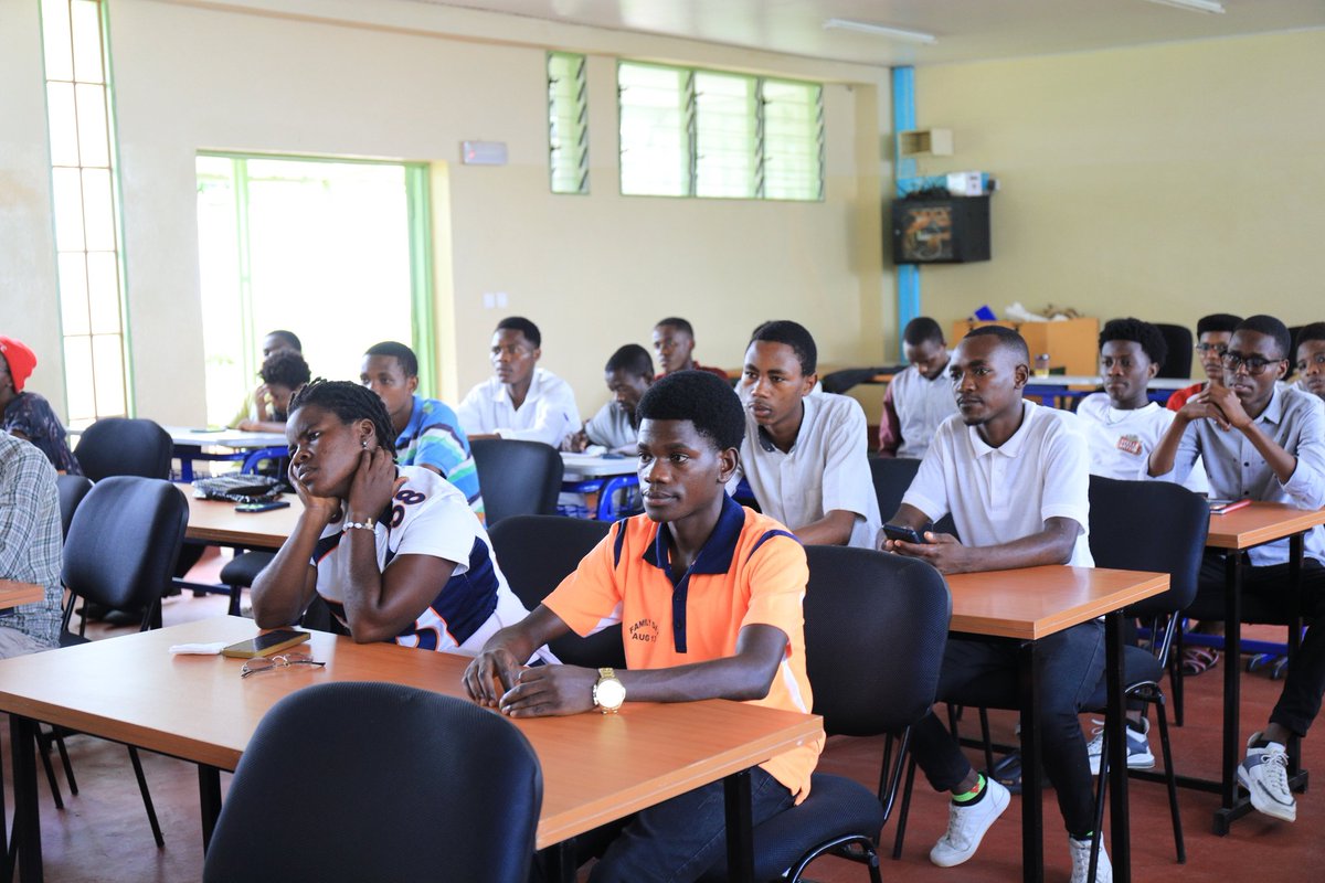 EnvironmentUb's tweet image. Retour aux photos sur le panel de discussion en rapport avec les enjeux environnementaux, réalisé en date du 15 Mars 2025 par @EnvironmentUb en collaboration avec le #MINEAGRIE et @PNUDBurundi à travers l'initiative #Promesse_climat

#defisenvironnementaux
#jeunesse