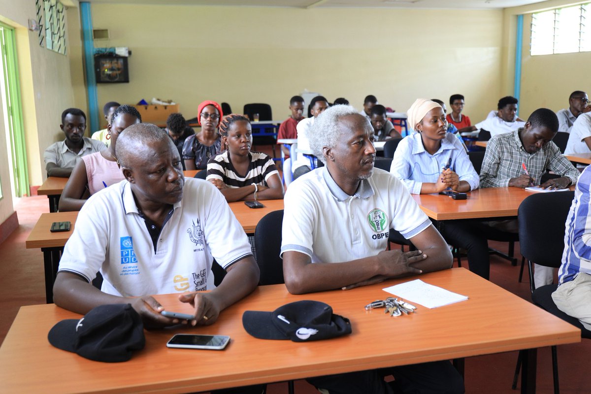 EnvironmentUb's tweet image. Retour aux photos sur le panel de discussion en rapport avec les enjeux environnementaux, réalisé en date du 15 Mars 2025 par @EnvironmentUb en collaboration avec le #MINEAGRIE et @PNUDBurundi à travers l'initiative #Promesse_climat

#defisenvironnementaux
#jeunesse