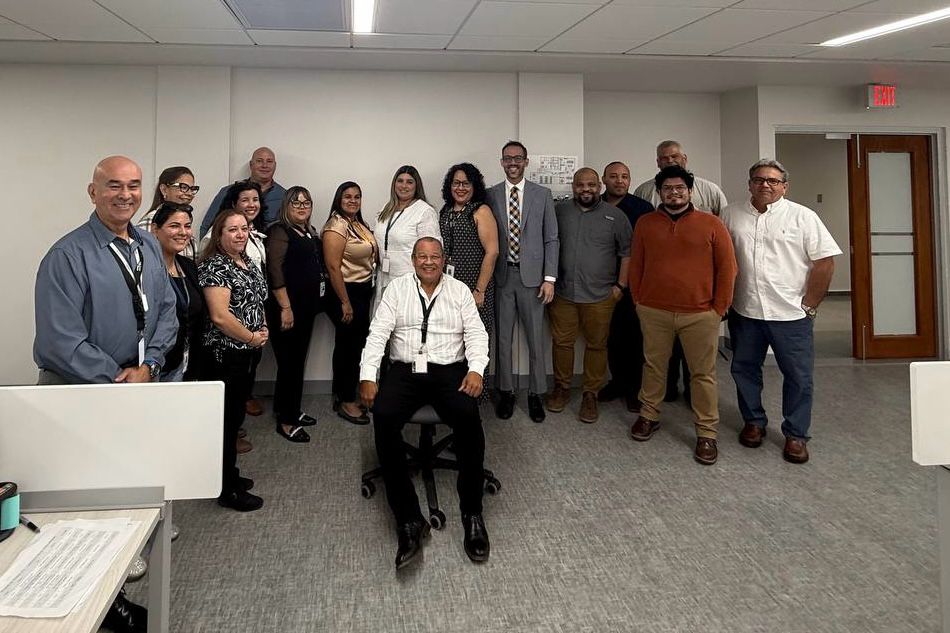 Con el propósito de establecer prioridades y continuar fortaleciendo el servicio que ofrecemos, el Secretario Auxiliar de la OGPe visitó la oficina regional en Ponce.
El compromiso y liderazgo de nuestros compañeros refuerzan nuestra labor diaria.
