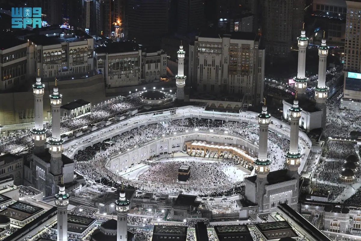 في أكبر تجمع بشري على مستوى العالم..

مشاهد مهيبة يشهدها الحرم المكي ليلة 29 الوترية.

-