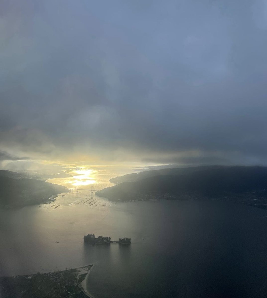 Hay muchos sitios en los que parar, repostar, en los que puedes echar raíces. Mucho mundo ahí fuera que merece la pena conocer. Pero solo hay un sitio al que volver. Solo uno del que sabes que nunca te irás del todo. Miña terra, meu lar. Feliz día, paisanos. Y que viva Vigo ❤️🩵