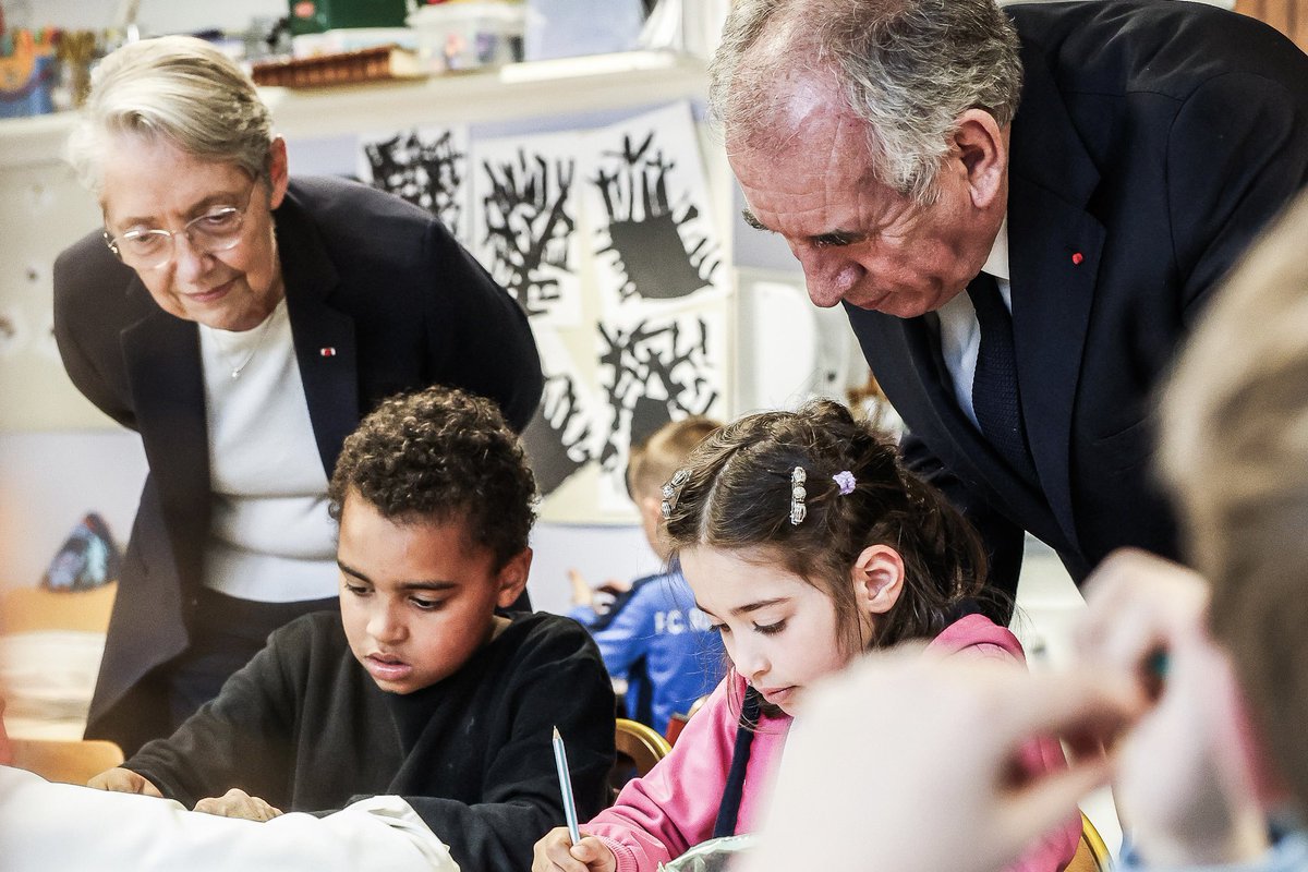Mieux former les professeurs pour mieux faire réussir les élèves.

C’est le sens de la réforme que nous portons avec @Bayrou : rendre à l’École toute son ambition, en repensant en profondeur le recrutement et la formation initiale de ses professeurs.

C'est une avancée majeure