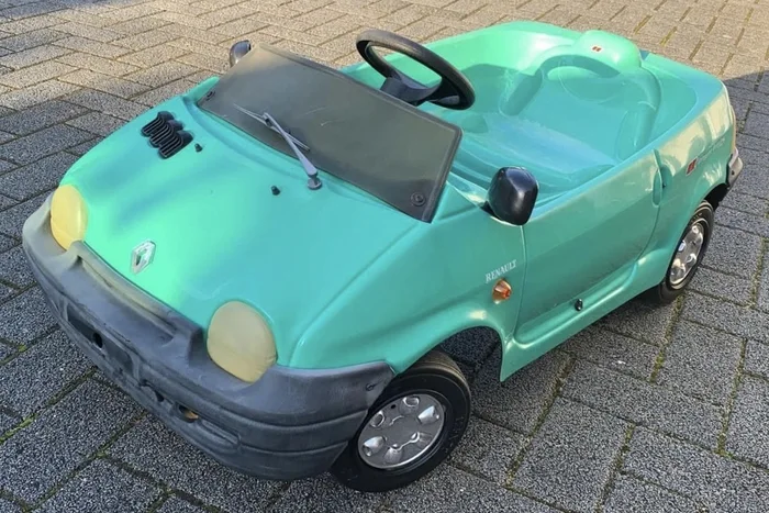 Everytime I go onto this cursed app I remember this account exists. Anyways here is a fun Twingo