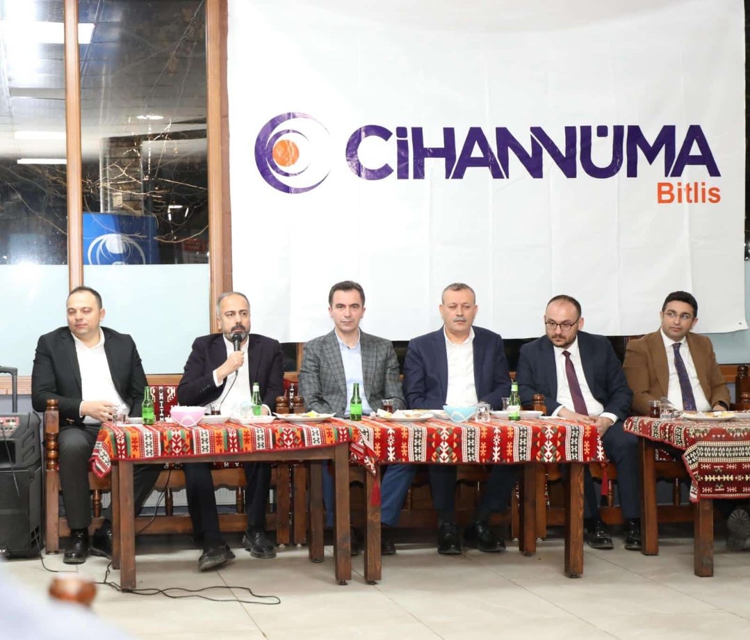 Cihannüma Derneğinin düzenlediği“Sahur Meclisi”programına Bitlis Valisi,Tatvan ve Ahlat Kaymakamı,Bitlis,Muş ve Van Rektörleri,Ahlat Bld.Bşk,İYC Bitlis Şube Başkanımız,AK Parti MKYK üyesi, TÜGVA Genel Bşk.Yrd, AK Parti İl Bşk,Kurum Amirleri ve STK Bşk.katılımıyle gerçekleştirildi