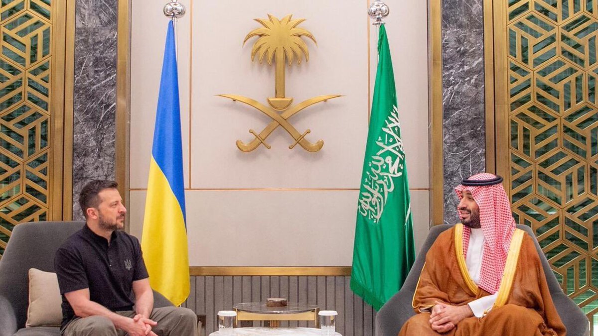 تراحيب وجهك.. ماهي مجرد استهلاك
تحلي فناجيلٍ ..من القهوة المرة

وبشتك ذرى.. للي من الضيق جاء ينصاك
ولا عوّد الا بوقفةٍ منكم.. تسره