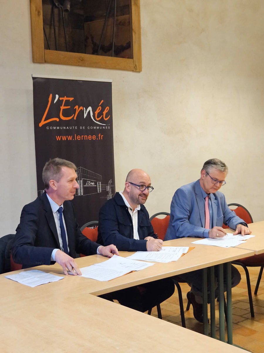 Signature de la convention culture avec la communauté de communes de l’Ernée à Chailland. Le département plus que jamais aux côtés des EPCI pour une culture ambitieuse, ouverte à tous et au plus près des habitants.
<a href="/lamayenne/">La Mayenne, le Département</a> <a href="/MayenneCulture/">Mayenne Culture</a>