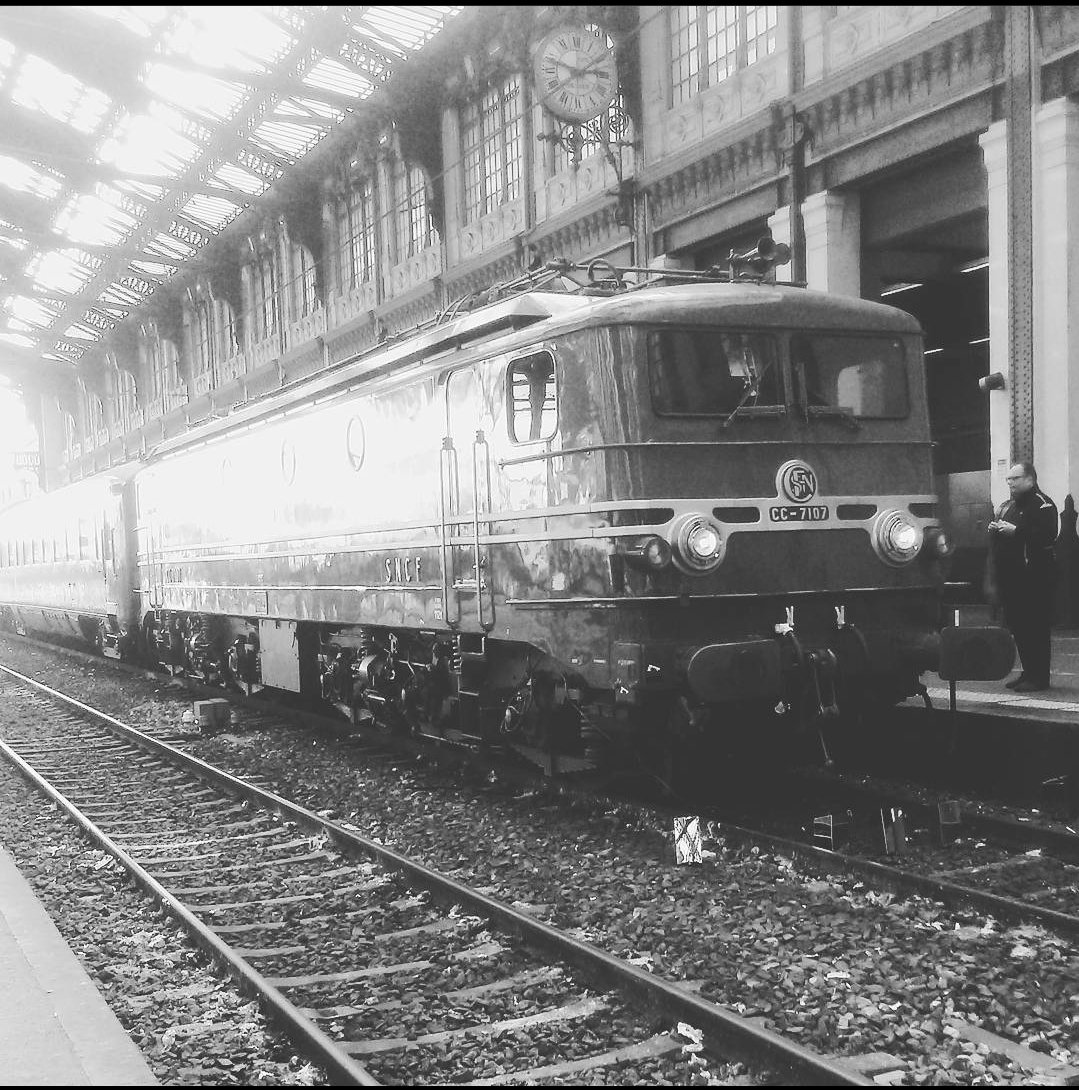 70 ans que cette machine a (officieusement*) battu le record du monde de vitesse sur rail. La CC 7107, il y a quelques années à Paris Lyon, lors d'une Journée du Patrimoine.

*La BB 9004 a réellement roulé à 331 km/h vs 320 pour la CC

<a href="/tgvdu45/">Théo</a> 😉