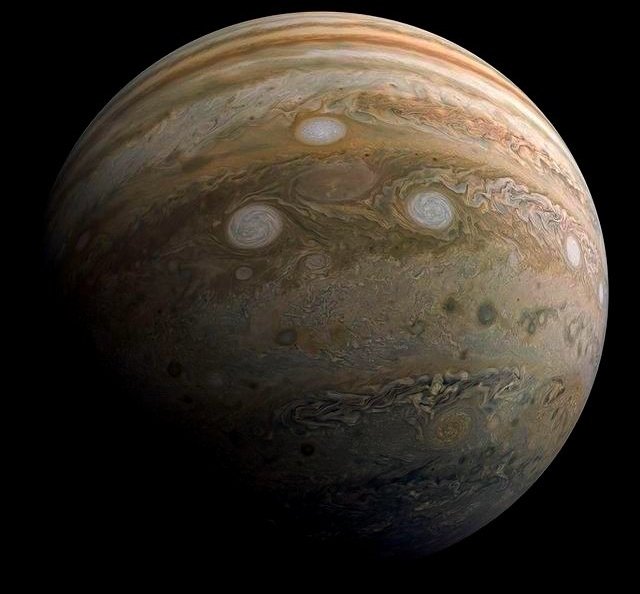 EL DISCRETO ENCANTO DE JÚPITER

Júpiter es un planeta tipo "Gigante Gaseoso" verdaderamente extremo y hostil para la vida como la conocemos.

Pero este gigante quizá sea en parte reponsable de alentar la vida aquí en la Tierra.