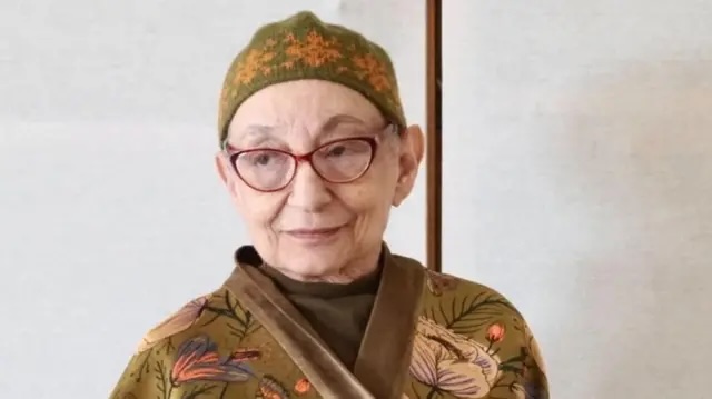OnDocunight's tweet photo. We bid farewell to Parvaneh Etemadi — a singular voice in contemporary Iranian art. 

Her work, marked by precision and restraint, revealed the poetry of the ordinary: a vase, a flower, a pomegranate, or even a tin pit.  In her hands, the still and the silent became timeless. https://t.co/pLHnMAX3J7