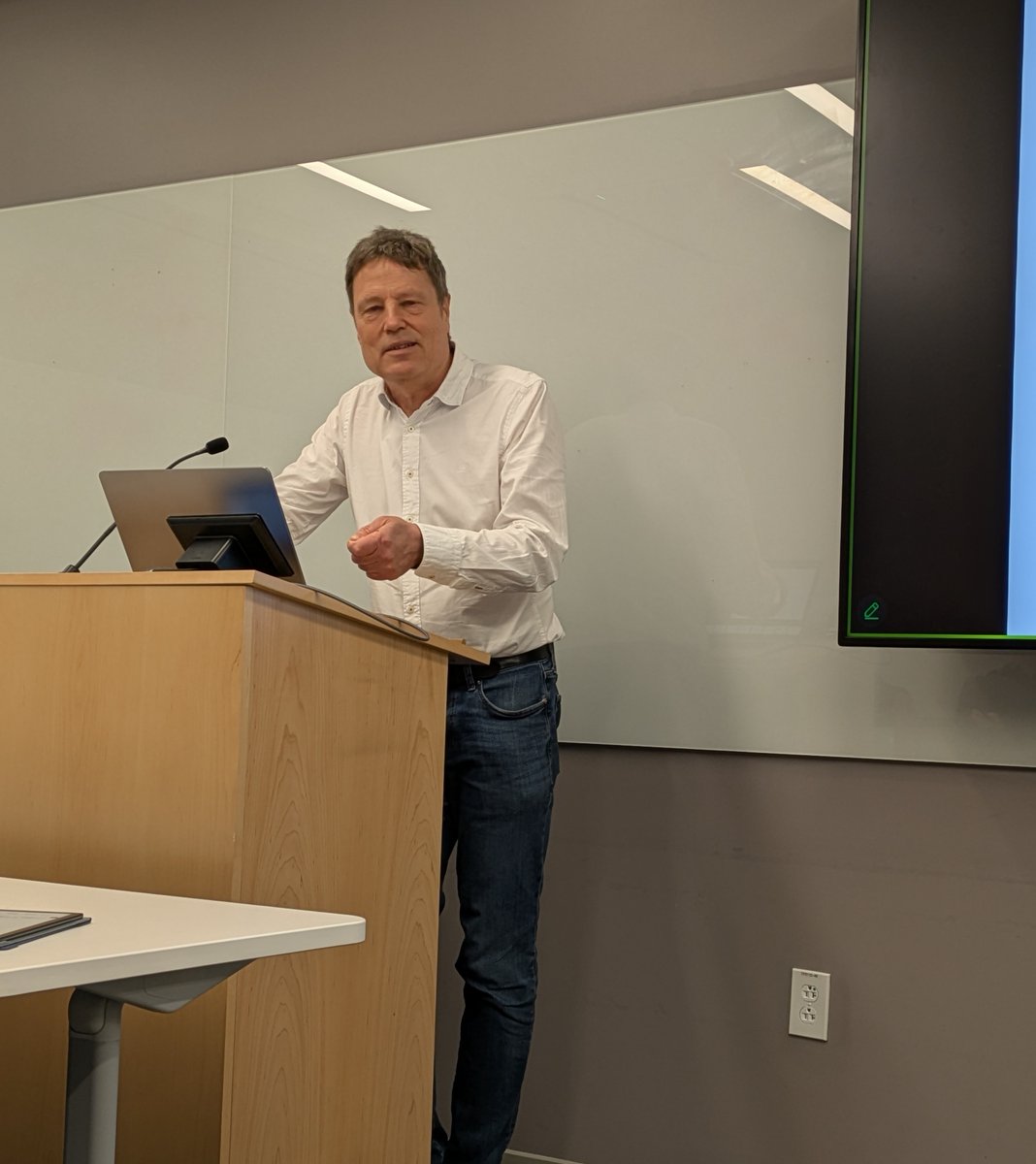 YaleCSEI's tweet image. Lovely @YaleCSEI Seminar today by Michael Lässig (Prof. of Physics @UniCologne) on "Predicting the evolution of Influenza and SARS-CoV-2". Will be visiting Previr.com for fast evolving viral predictions! #YaleCSEI #fitnessmodels