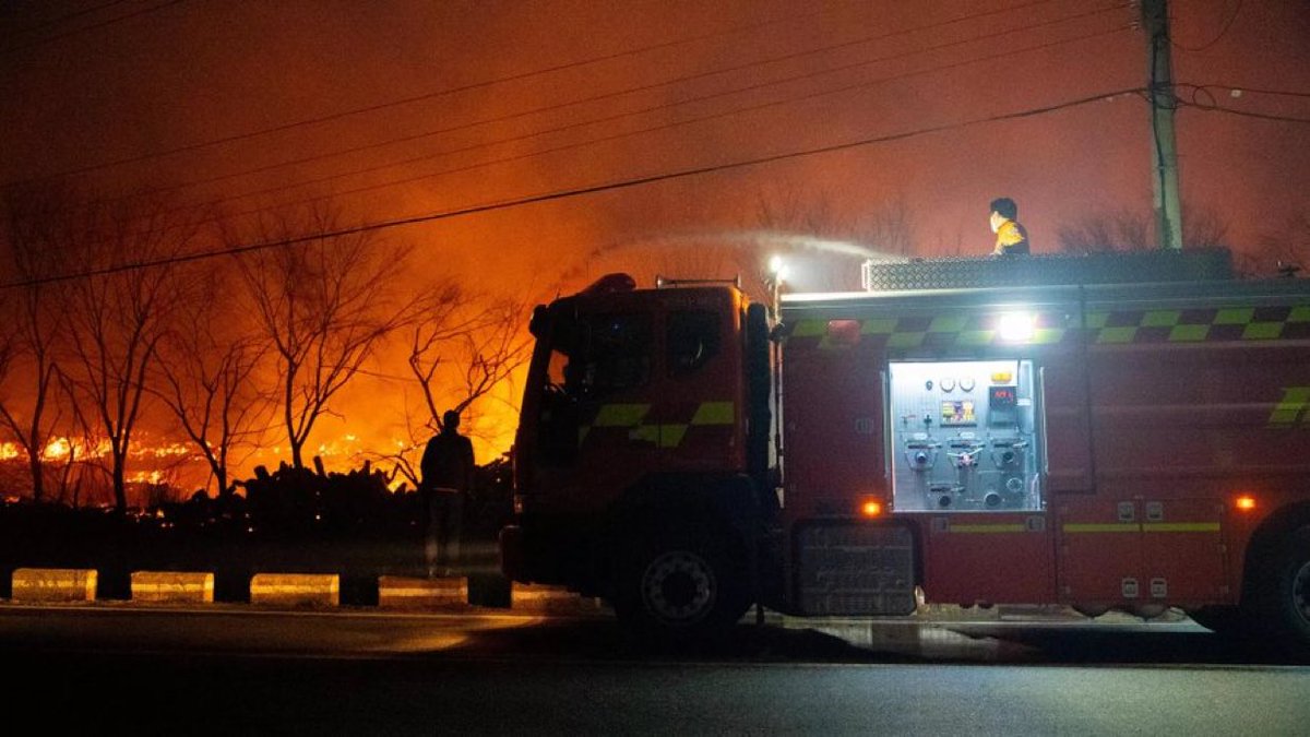 #SONDAKİKA

#GüneyKore'de bir haftadır süren yangınlarda 15 bin hektardan fazla alan kül oldu, 28 kişi hayatını kaybetti. 

Yangının, mezarlıkta ayin yapan bir kişi nedeniyle çıktığı şüpheleniliyor.