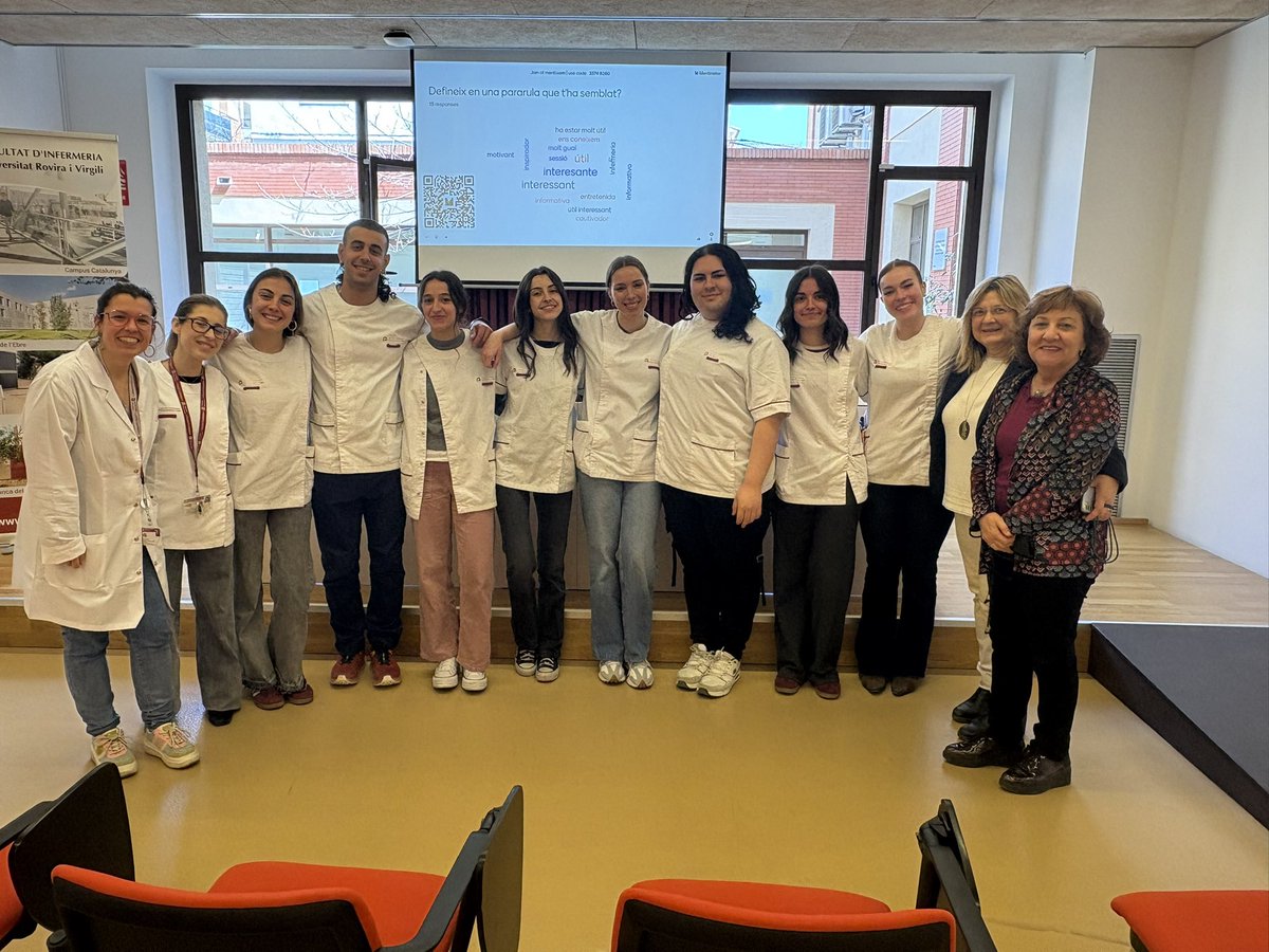 Nuestros estudiantes de enfermería les explican sus experiencias a estudiantes de ESO. Valores como la constancia, el esfuerzo o la perseverancia han salido hoy a relucir #orienta #estudiantes