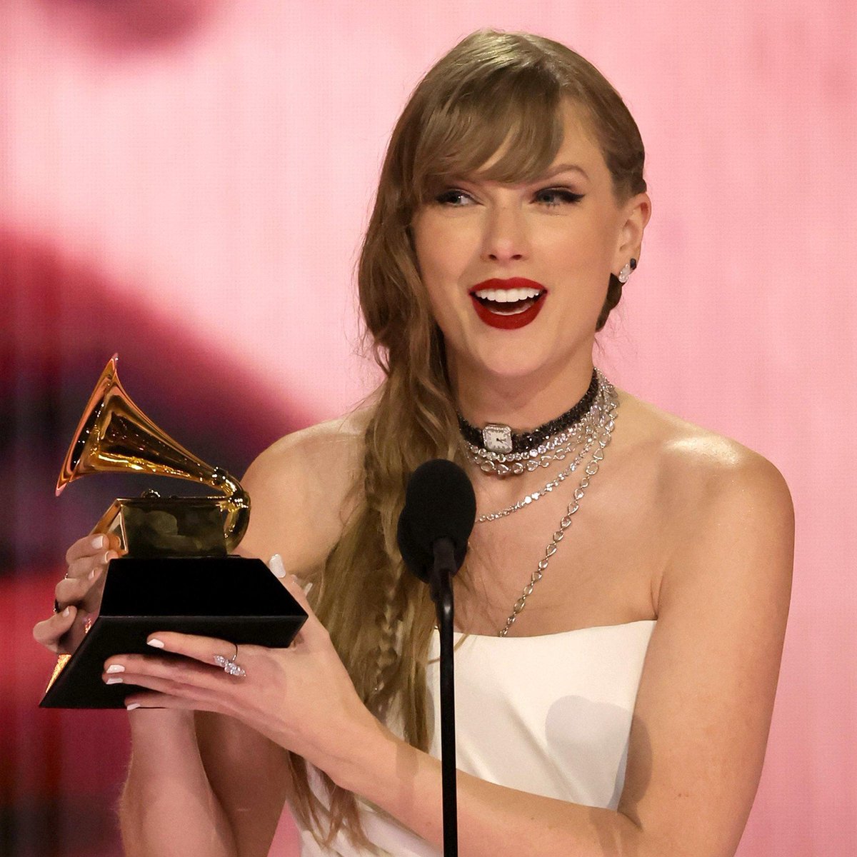 TheGrammyGuru's tweet image. Taylor Swift is the only artist this decade to be nominated in the General Field at the #GRAMMYs every year thus far. Earning noms in 2020, 2021, 2022, 2023, 2024, and 2025.
This 6-year streak marks the longest consecutive run of General Field nominations in #GRAMMYs history.