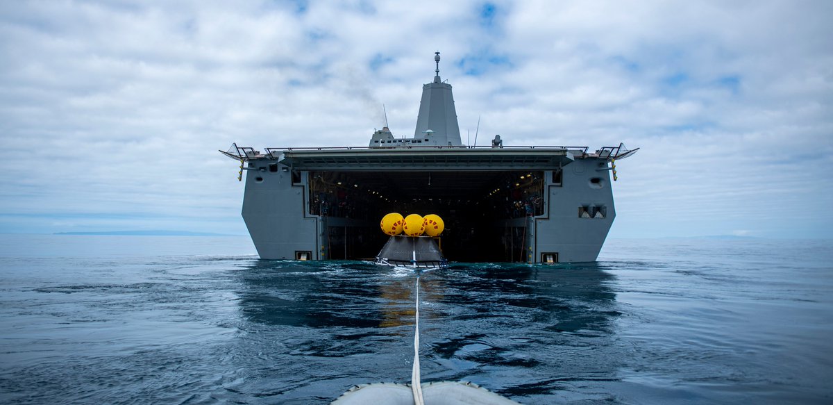 Practice 👉 #Readiness 

#USSSomerset Sailors team up with <a href="/NASA/">NASA</a> engineers during #NASA Underway Recovery Test 12 in the Pacific Ocean, March 26. 

More photos 👇: 
dvidshub.net/image/8940449/…

📍: Pacific Ocean
📸: MC2 Nettie Mae Manfull

<a href="/USNavy/">U.S. Navy</a> | <a href="/SurfaceWarriors/">Naval Surface Forces</a>
