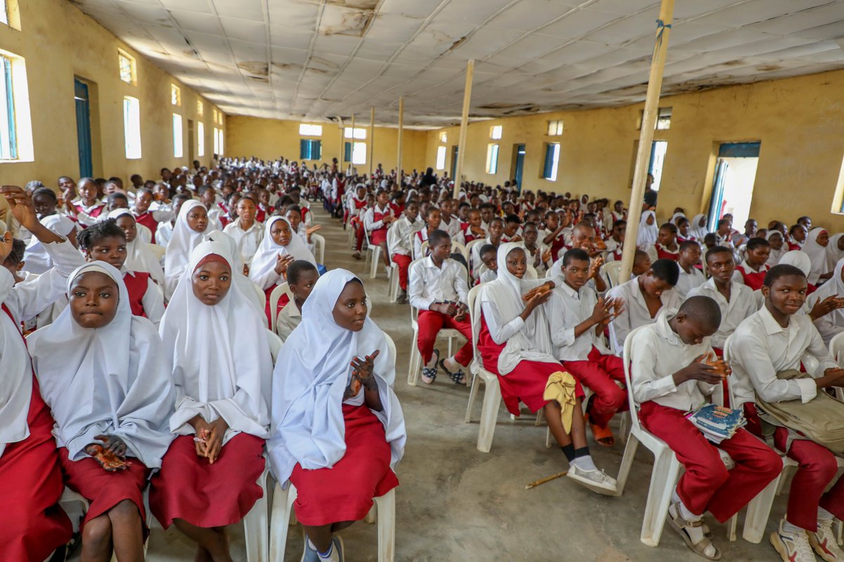 UN_Nigeria's tweet image. Today UNIC Abuja in collaboration with Nasarawa State Ministry of Educ.,organized an educational briefing at Govt Sec., Sch, Kofar Hausa, with over 400 students in observance of #RememberSlavery Day in honor of the victims of slavery &amp;amp; the transatlantic slave trade.
#Fightracism