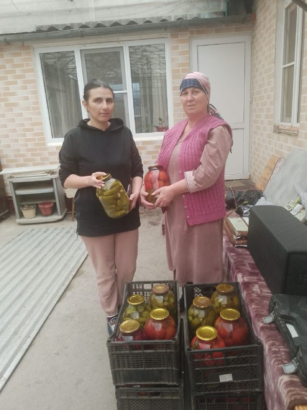 OlegatrN's tweet photo. Колодина Евдокия,Хинчагов Давид,Кокоева Альбина и Кочиева Мая выращивают овощи и фрукты на  приусадебных участках.
Консервируя  соления,компоты,варенья, делая овощные салаты они отправляют это солдатам,считая, что именно домашние заготовки отлично дополнят рацион нашим воинам. https://t.co/53mh0gaVPV