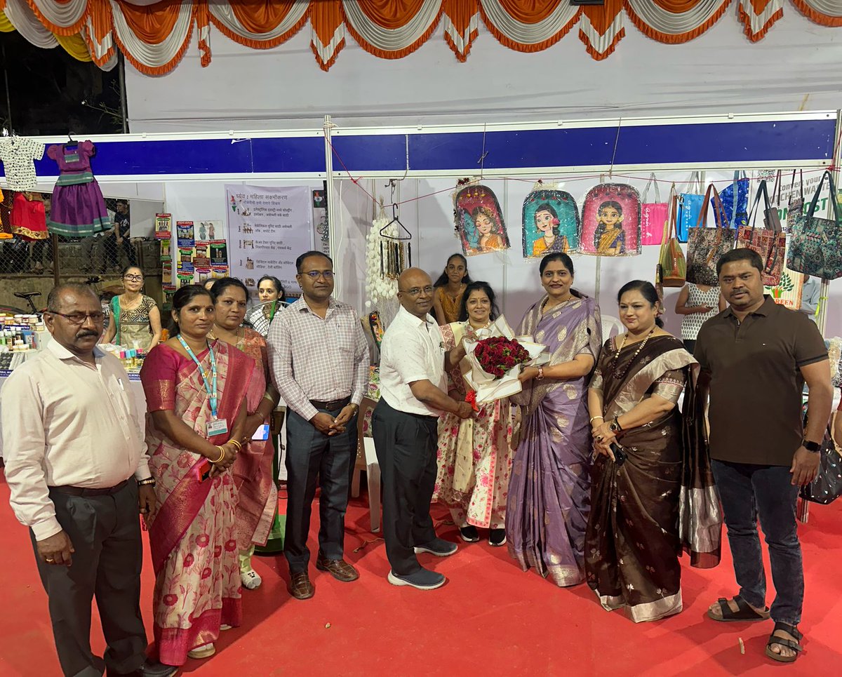 पुणे महानगरपालिका समाज विकास विभाग आयोजित बचत बाजार विक्री व प्रदर्शन कार्यक्रमास माजी नगरसेविका व विद्यमान खासदार व केंद्रिय सहकार राज्यमंत्री मुरलीधर मोहोळ यांच्या सुविद्य पत्नी मोनिकाताई मोहोळ यांनी सदिच्छा भेट देऊन सर्व बचत गटातील उद्योजक महिला आणि उपक्रमांचे कौतुक केले.