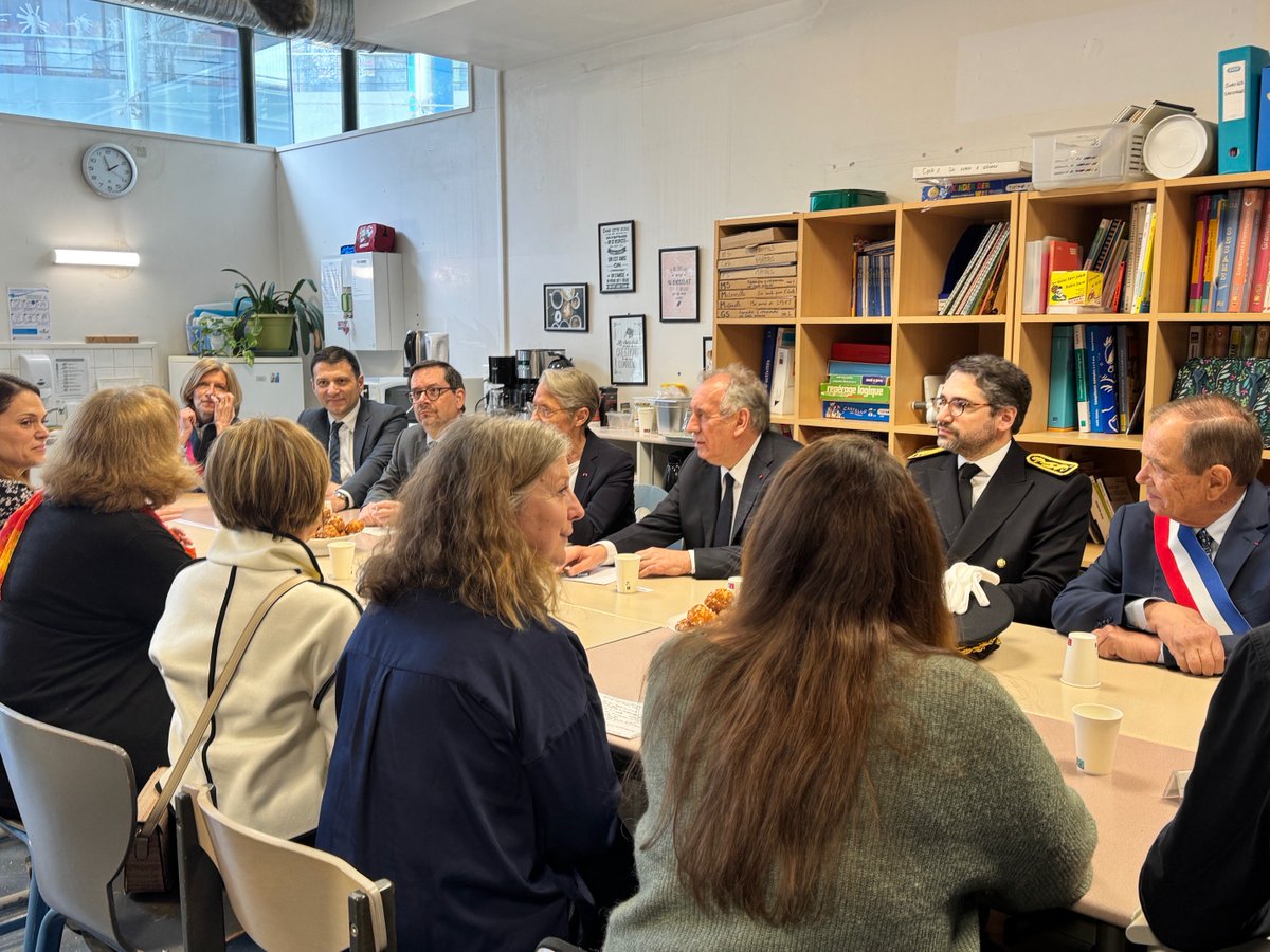 Prefet92's tweet image. Priorité à l’écriture !

Le Préfet Alexandre Brugère a accueilli le Premier Ministre @bayrou et la Ministre d’Etat, Ministre de l’Éducation nationale, de l’Enseignement supérieur et de la Recherche @Elisabeth_Borne  à l&apos;école primaire Claude Monet à @villederueil pour échanger…