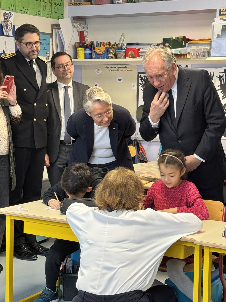 Prefet92's tweet image. Priorité à l’écriture !

Le Préfet Alexandre Brugère a accueilli le Premier Ministre @bayrou et la Ministre d’Etat, Ministre de l’Éducation nationale, de l’Enseignement supérieur et de la Recherche @Elisabeth_Borne  à l&apos;école primaire Claude Monet à @villederueil pour échanger…