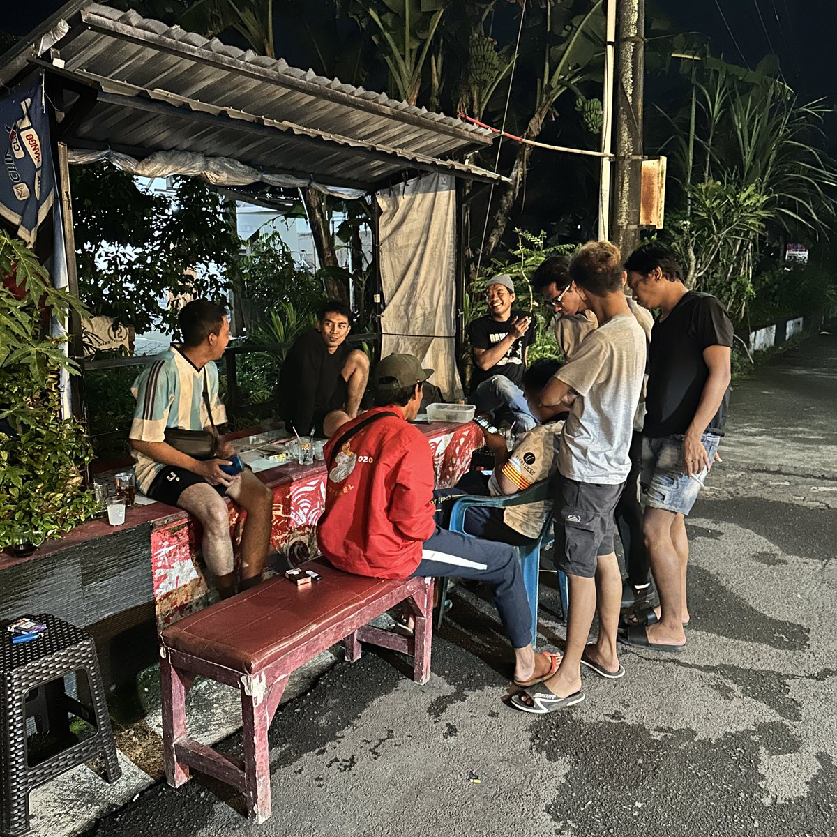 Lebaran tinggal menunggu waktu. Satu per satu orang-orang mudik, melepaskan sejenak hal-hal bising dan kerasnya perantauan. Mencoba menemui lagi kampung halaman yang tak pernah bosan memeluk kita dengan segala romantisme masa lalu serta kenangan konyol dan tengik tetapi ngangeni