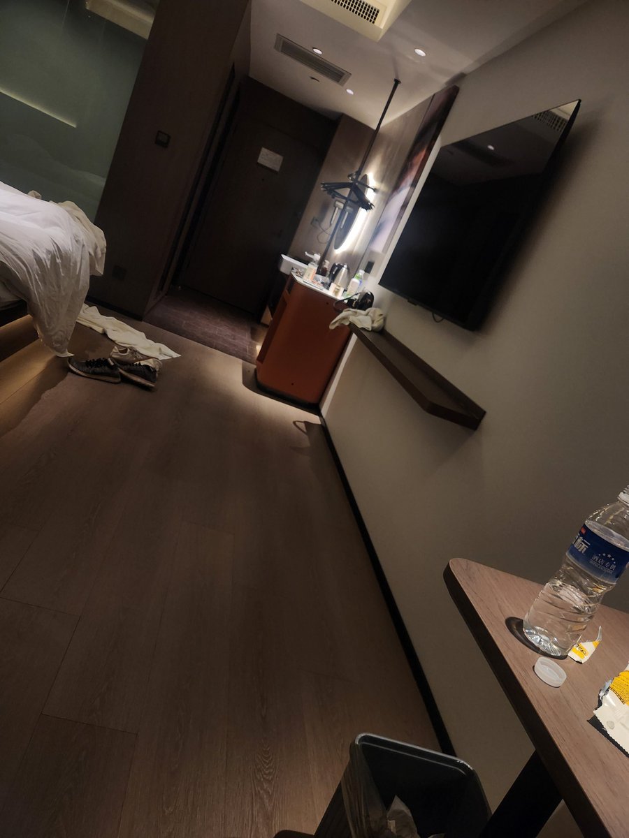 和之前认识很久的一个小学老师联系了 刚结婚 比我大俩岁 说很想我 说去老城根转一下 然后转到酒店里来了  还是笨手笨脚的样子 喷了一身水 结果我精神了 她满足了睡着了🌚🌚