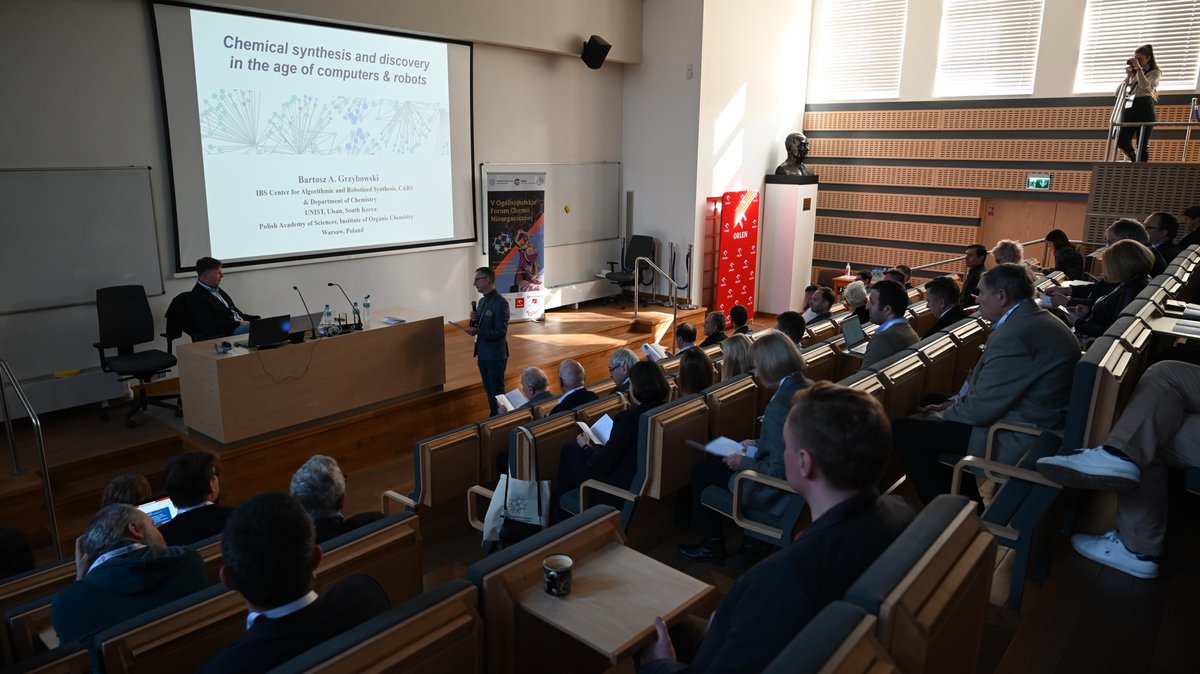 GrelaGroup's tweet image. It was my great honor to chair the second day&apos;s morning session of the 5th Polish Inorganic Chemistry Forum #FChN. This morning, I had only the best speakers, including Bartosz Grzybowski @IOC_PAS, who gave the Professor  Adam Bielański Memorial Lecture fchn5.pw.edu.pl