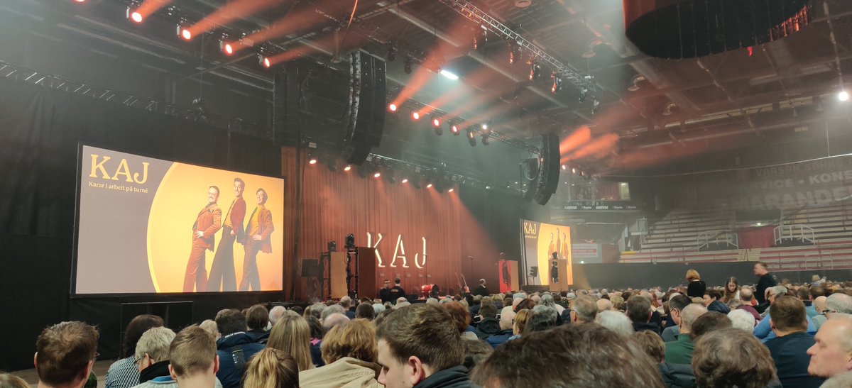 KAJ esiintyy Vaasan jäähallissa. Viisi loppuunmyytyä konserttiaa ja jääkiekkojoukkueen  loppupelit siirtyivät.