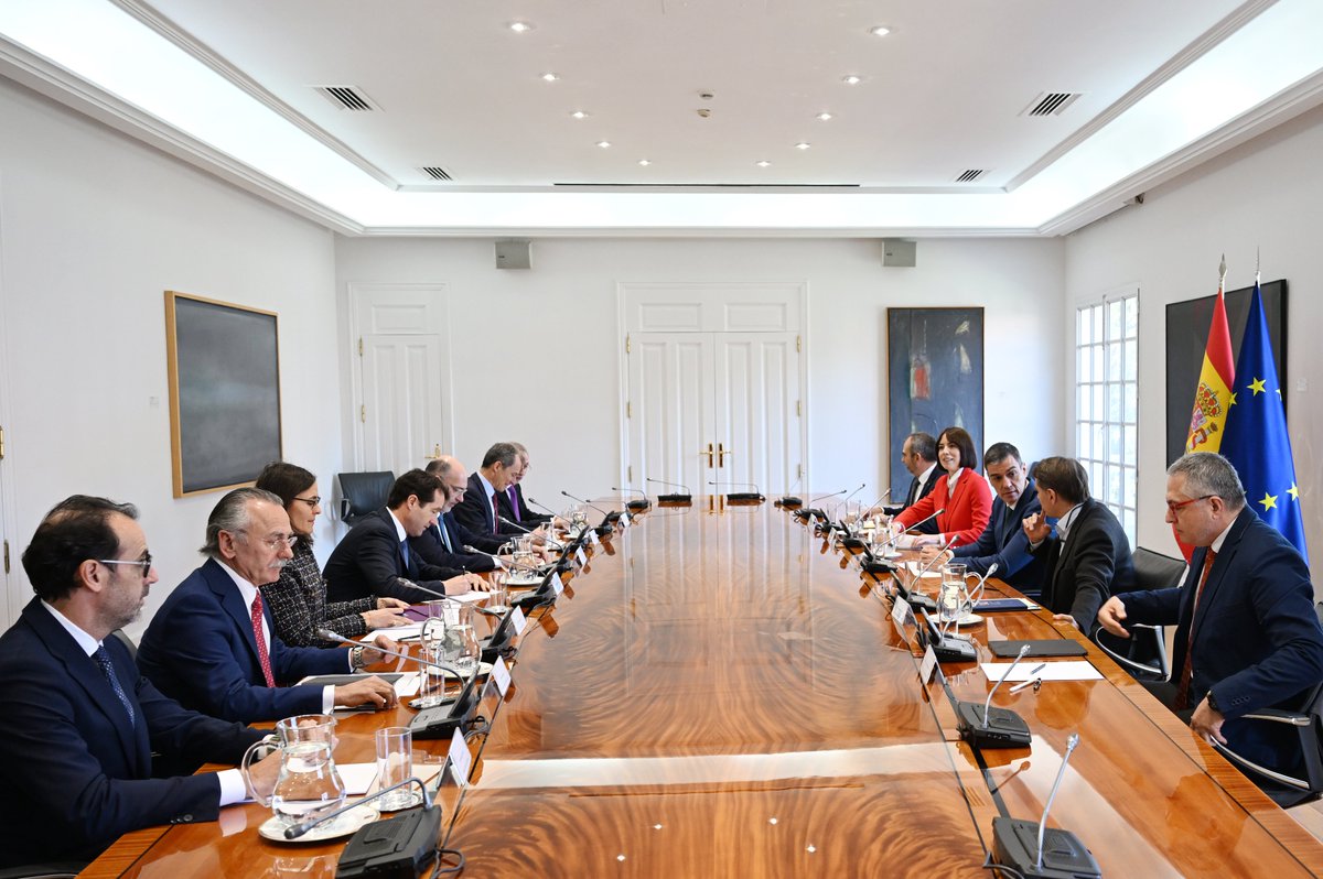 CienciaGob's tweet photo. ✅ La ministra @DianaMorantR se ha reunido hoy, junto al presidente @sanchezcastejon y @desdelamoncloa, con empresas del sector aeroespacial. https://t.co/kWynFyGacR