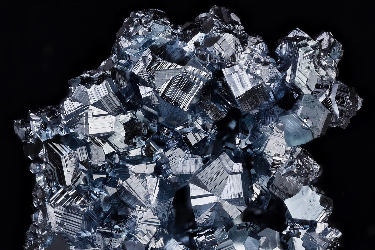 金属オスミウムの結晶。数少ない青い金属元素で、最も重く、最も希少で