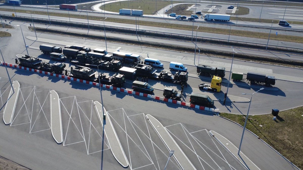 50-ciu naszych żołnierzy przekroczyło granicę Litwy i są w drodze na poligon w  Podbrodziu, gdzie trwają  poszukiwania amerykańskich żołnierzy. Skierowaliśmy  do pomocy saperów, nurków, drużynę rozpoznania inżynieryjnego i ewakuacji, a także zabezpieczenie techniczne. W skład