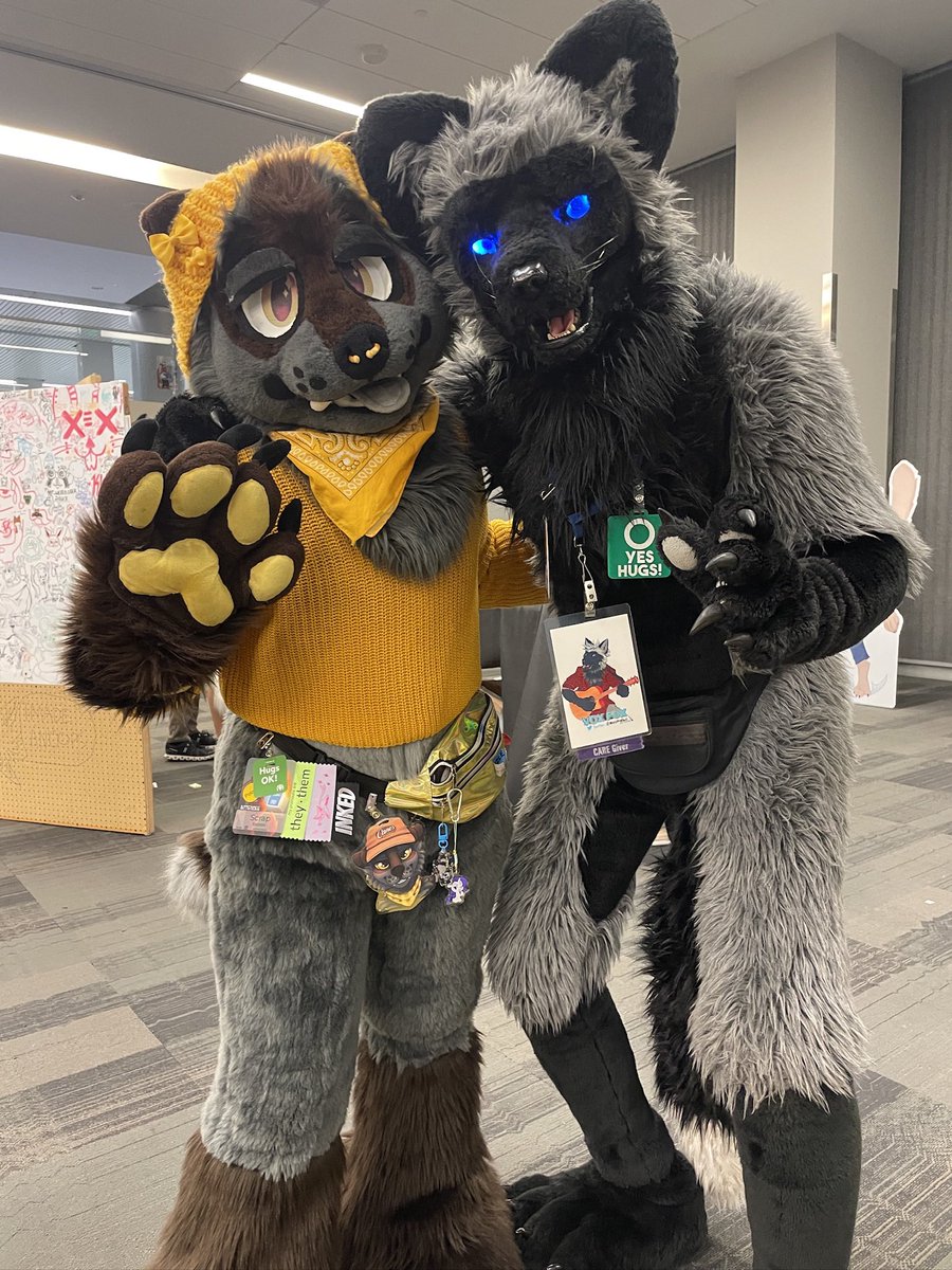 Still got a few pics I haven’t posted yet from #FC2025 #FurCon2025. Can anyone tag this cutie? Badge says “Scrap”. #FursuitFriday