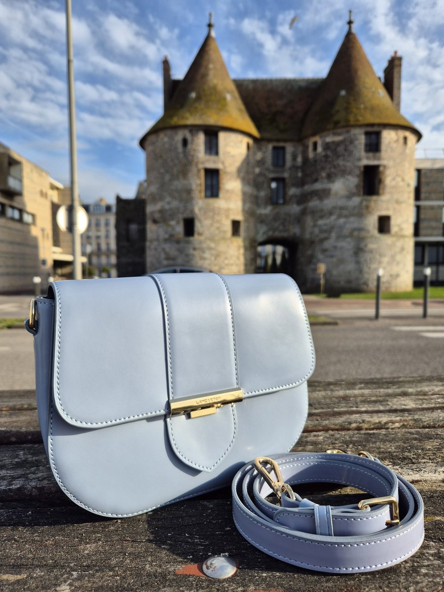 maroquinerie76's tweet photo. 🩵 Petit sac trotteur 🩵 Lancaster 🩵 Cuir bleu cendre 🩵 189 € 🩵 #Sac #sactrotteur #petitsac #sacfemme #sacmode #sacchic #SacTendance #LancasterParis #SacaMain #maroquinerie #Dieppe https://t.co/g1L3qK0OoW