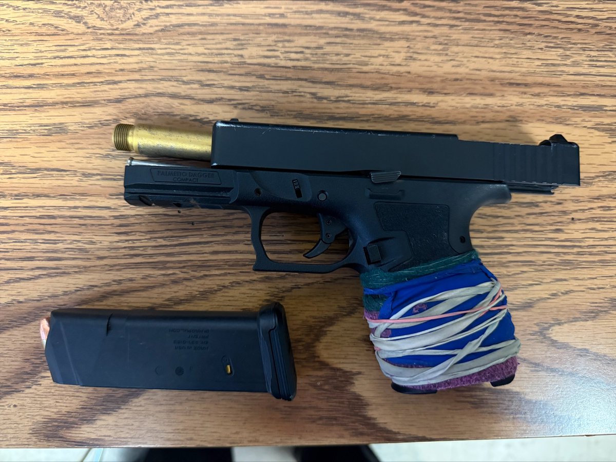 PPDJosephBusa's tweet image. Great work by 39th District Officers P/O Gershwin & P/O Lee. 2 individuals in custody 2 firearms recovered. @PPD39Dist