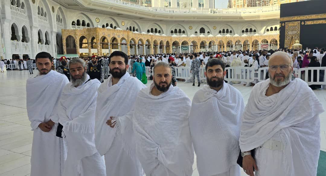 وزير الدفاع السوري يؤدي العمرة في مكة المكرمة، مع رئيس الاستخبارات السورية وقادة من الجيش السوري