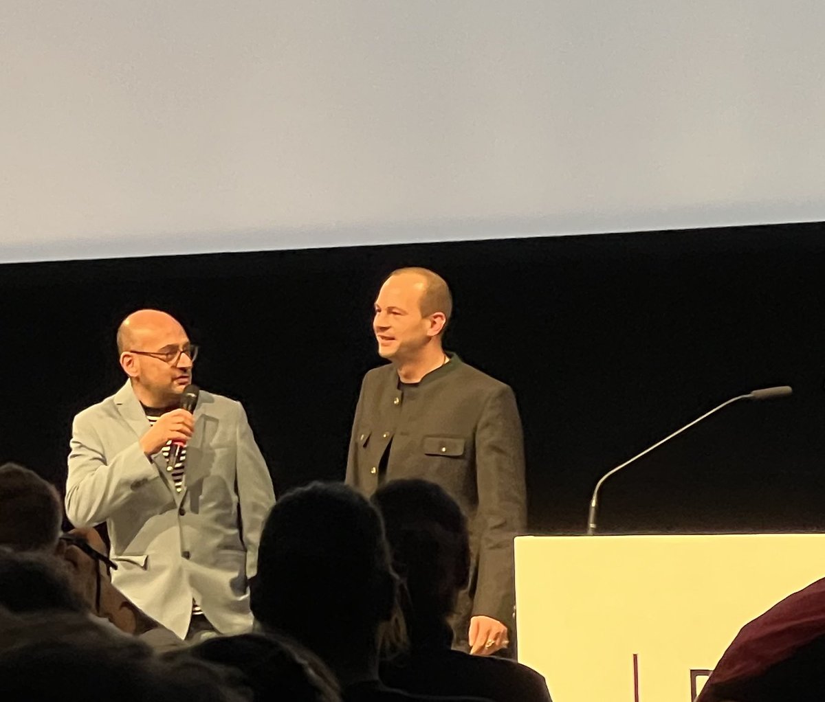 Produzent Arash T. Riahi und Regisseur Florian Pochlatko bei der gestrigen Eröffnung der Diagonale. HOW TO BE NORMAL ist die atemberaubend dynamische Achterbahnfahrt einer angeschlagenen Psyche durch die Wirrnisse des Alltags. Ab Herbst im Kino.