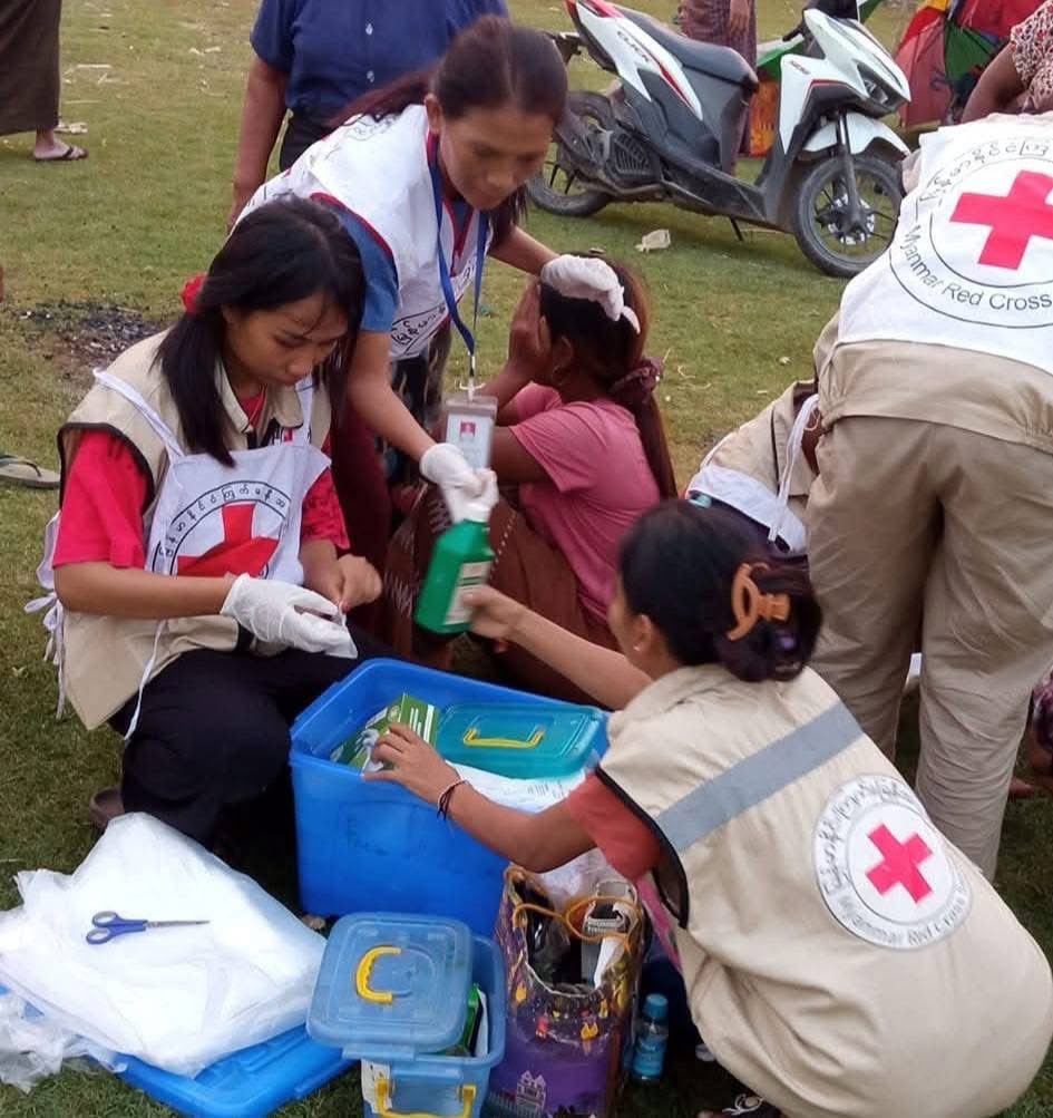 MyanmarRedCross's tweet photo. 🚨 #Earthquake Response in Myit Nge, Mandalay 🚨

20 Red Cross volunteers are on the ground, providing first aid to ~50 injured people. 7 seriously injured individuals have been transferred to Mandalay General Hospital.

Our teams continue to assist. https://t.co/ysgFjD4lbi