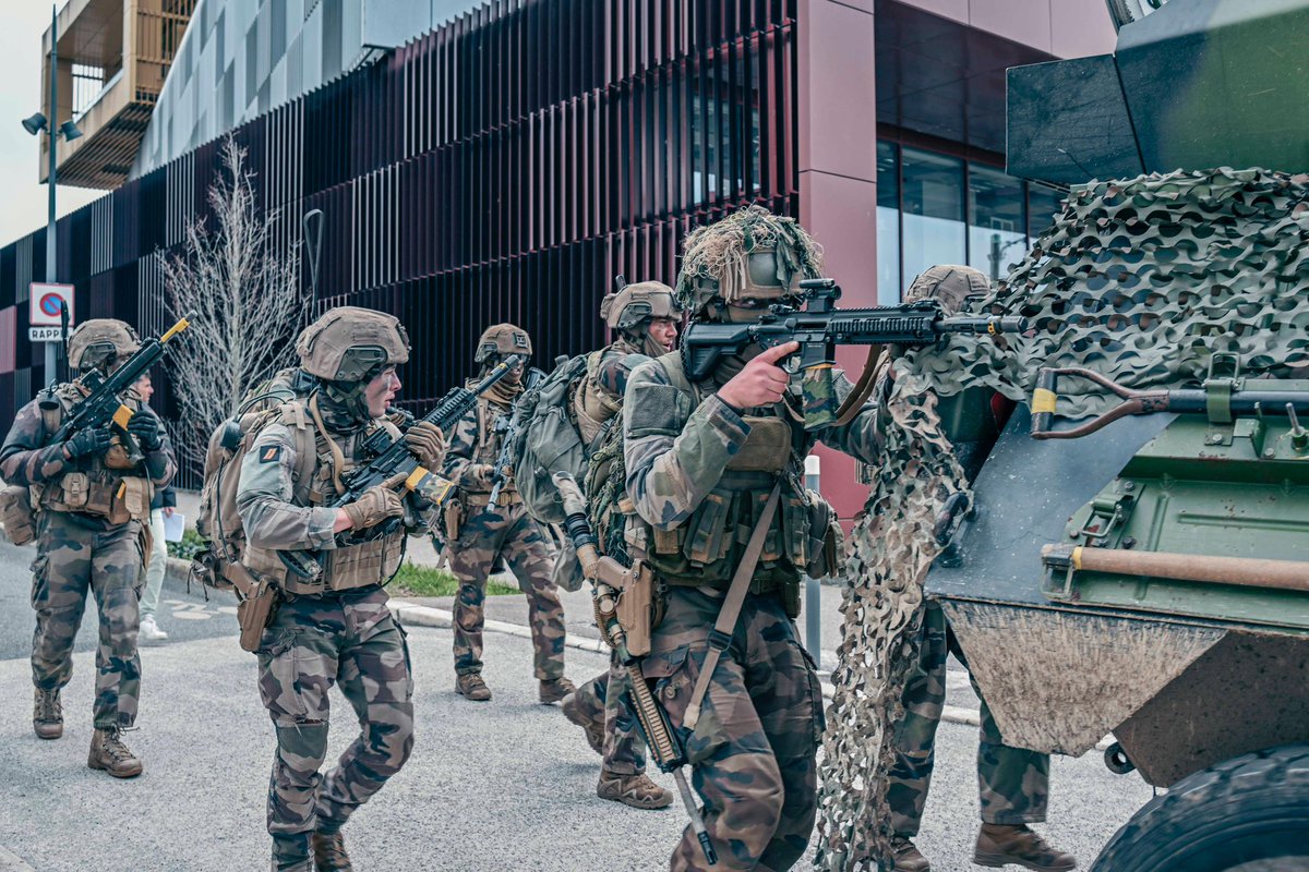 600 militaires, 200 véhicules et 5 jours de combat dans 3 départements, c’est l’exercice inédit en milieu civil organisé par le #1RIMA. Avec la participation de la BA 709 de Cognac, du <a href="/515e_RT/">515e regiment du Train</a>, du <a href="/RICM_off/">Régiment d'infanterie-chars de marine</a>, du <a href="/11e_RAMa/">11e de Marine ⚓️</a>, du <a href="/6_e_rg/">6e régiment du génie</a>, du <a href="/1er_ra/">1er RA</a> &amp; du 🇬🇧 <a href="/SCOTS_DG/">SCOTS DG</a> !