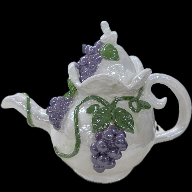 BHSBigReds's tweet photo. Thank you Ms. Susie Rataiczak for being our guest judge of our 3rd 9 weeks teapot competition. 1st place- Mattea, 2nd place- Rhyan, 3rd place- tie between Avery and Savannah. What talent! #letsgoreds #makinghopehappen https://t.co/FDo40wwFEW