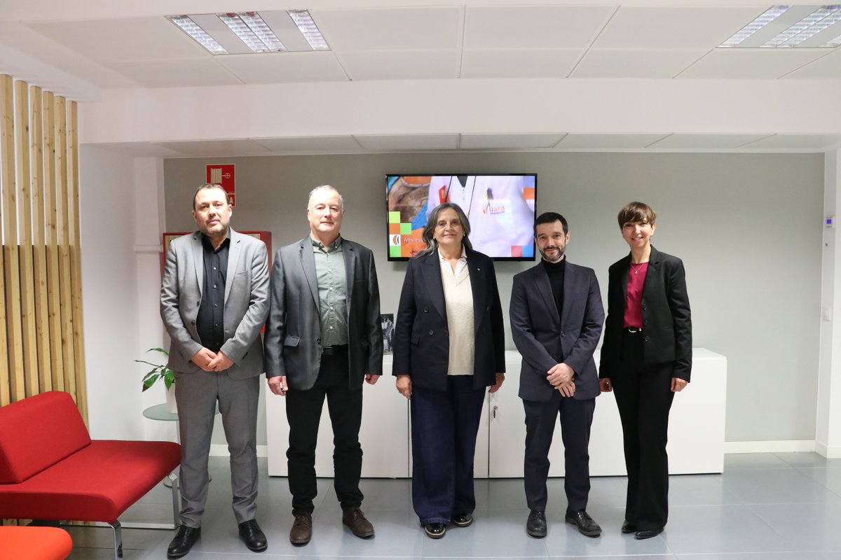 suaracoop's tweet photo. Avui hem rebut la visita del ministre de Drets Socials, Consum i Agenda 2030, @pbustinduy, i de la secretària d’Afers Socials i Famílies de la @Generalitat, @CarolinaHomar.
Durant la visita, han pogut conèixer de primera mà el #SocialDigitalLab, el nostre espai d’innovació social i digital, on desenvolupem solucions per millorar la qualitat de vida de les persones en situació de dependència o vulnerabilitat.
Els hem mostrat tres dels projectes més transformadors:
📲 Casal Online
🏠 Hogares Conectados
🏡 Centre de Vida Independent
✨ Iniciatives pensades per combatre la soledat no desitjada, fomentar l’autonomia i promoure una vida activa, digna i amb sentit de comunitat. L’envelliment de la població és un dels grans reptes als quals ens enfrontem.
Seguim treballant amb institucions com la @Generalitat, ajuntaments i entitats socials per transformar el model d’atenció a les persones.
#SuaraInnovació #SuaraSocialDigitalLab #gentgran #dependència
https://t.co/GCMAh3ckZW
CAST
Hoy hemos recibido la visita del ministro de Derechos Sociales Consumo y Agenda 2030 @pbustinduy, y de la secretaria de Asuntos Sociales y Familias de la @Generalitat de Catalunya, @CarolinaHomar.
Durante la visita han conocido de primera mano el #SocialDigitalLab, nuestro espacio de innovación social y digital, donde desarrollamos soluciones que mejoran la calidad de vida de las personas en situación de dependencia o vulnerabilidad.
Les hemos mostrado tres de los proyectos más transformadores:
📲 Casal Online
🏠 Hogares Conectados
🏡 Centro de Vida Independiente
✨Iniciativas pensadas para combatir la soledad no deseada, formentar la auotonomía y promover una vida activa, digna y con sentido de comunidad. El envejecimiento de la población es el gran reto al que nos enfrentamos.
Seguimos trabajando con instituciones como la @Generalitat de Catalunya, ayuntamientos y entidades sociales para transformar el modelo de atención de las personas.
https://t.co/QcNVbr8s99
#SuaraInnovación #SuaraSocialDigitalLab #gentemayor #dependencia