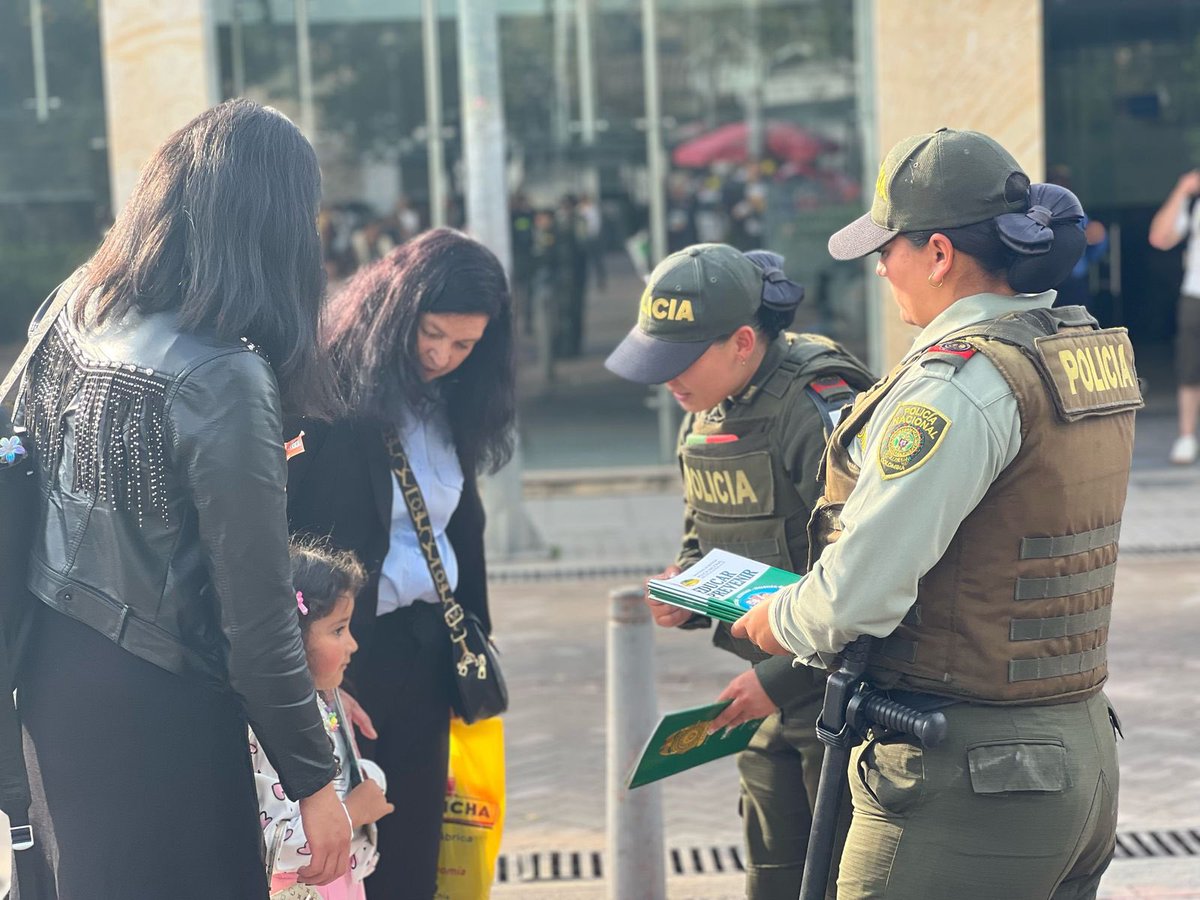 PoliciaSabana's tweet photo. #Tocancipa 👮🏻‍♀️👮🏽‍♂️El Grupo de Protección a la Infancia y Adolescencia y el Grupo de Protección al Turismo y Patrimonio Nacional dieron a conocer las rutas de atención para evitar que nuestros niños, niñas y adolescentes sean víctimas de Delitos Sexuales! @Proteccionponal https://t.co/fK6gspVOZ9