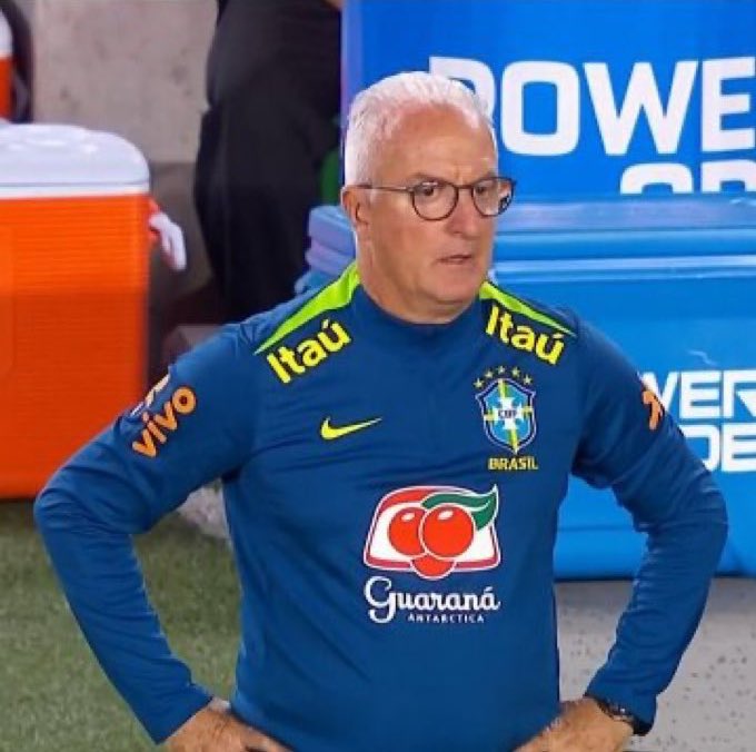 Lizeisubverso's tweet photo. Depois da queda de Dorival Jr da seleção brasileira, foi feita uma ligação pro subverso.
Aniverso passou a chamada pra alguém.
O novo treinador da seleção brasileira está no subverso. https://t.co/QAYqS5QBBM
